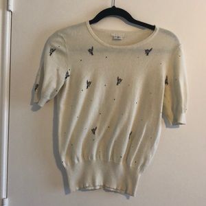 Trendy sweater with bees